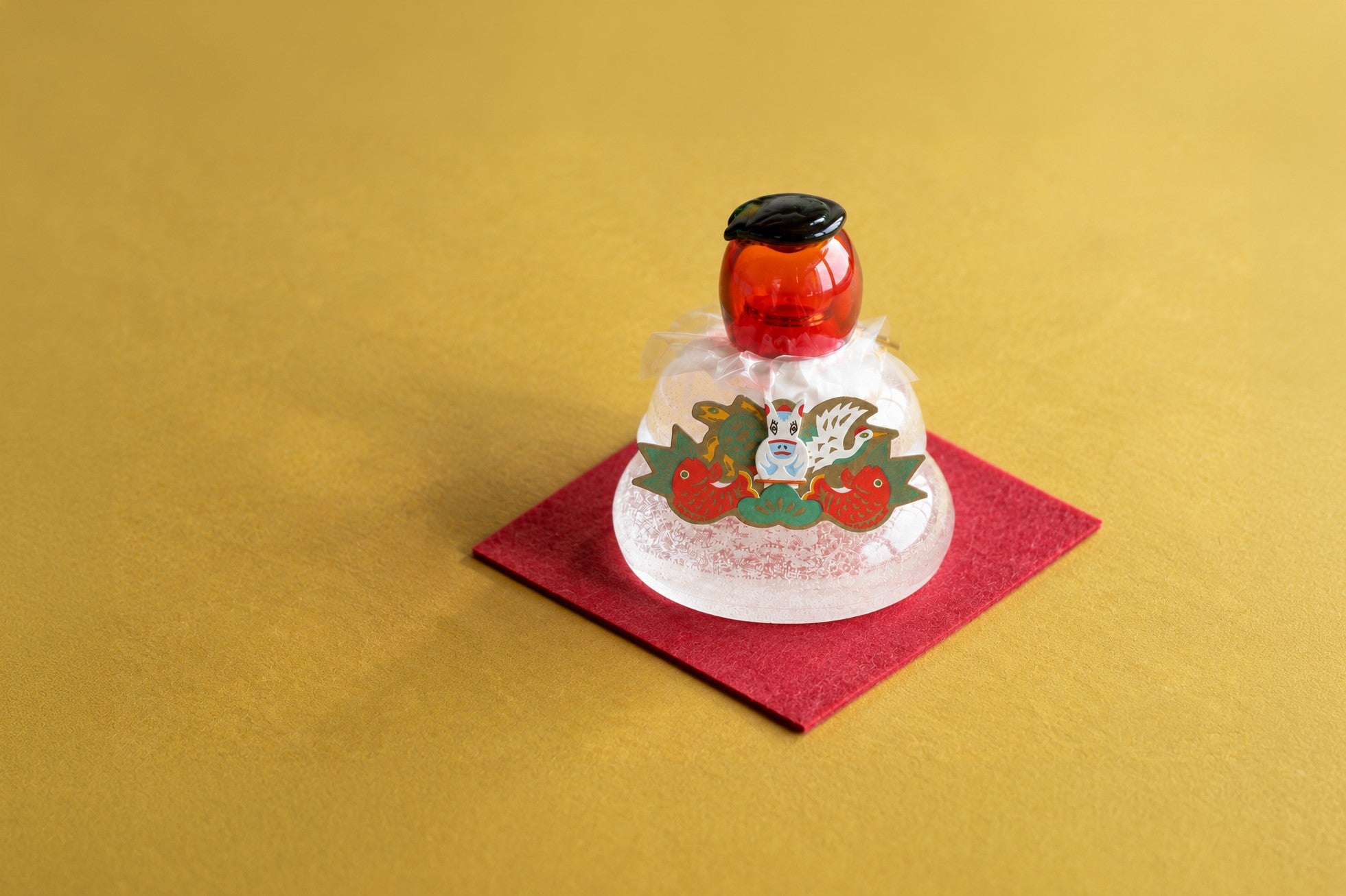 金色のしつらいに飾ったCOCHAE版の鏡酒