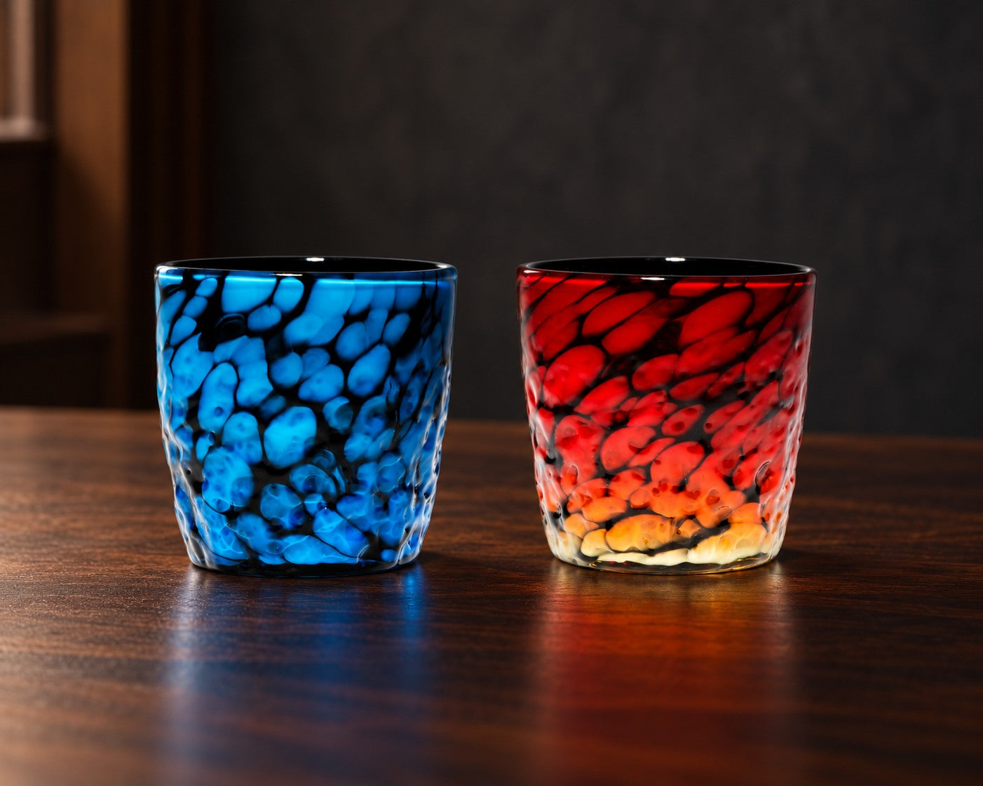 木のテーブルに並ぶ水とオレンジのグラス（背景生成イメージ）